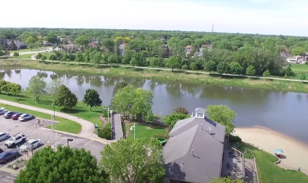 Lake Arlington IL, aerial view